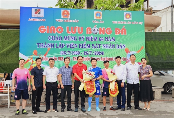 Giao hữu bóng đá giữa Viện KSND huyện Quốc Oai với Ngân hàng Nông Nghiệp (Agribank) Quốc Oai chào mừng 64 năm ngày thành lập Ngành Kiểm sát nhân dân